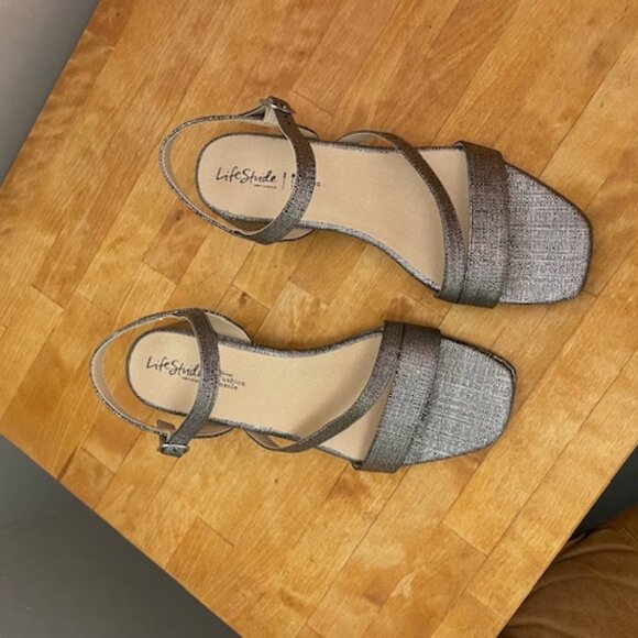 Silver strappy sandal, low block heel - Picture 4 of 10